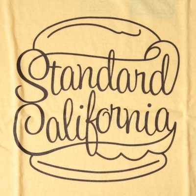 スタンダード カリフォルニア スクリプト ロゴ tシャツ