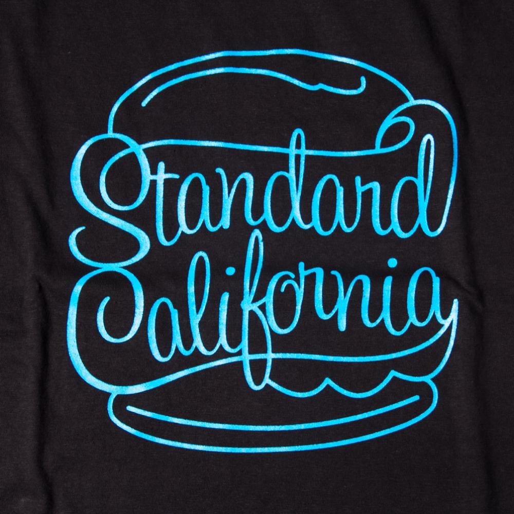 スタンダード カリフォルニア スクリプト ロゴ tシャツ
