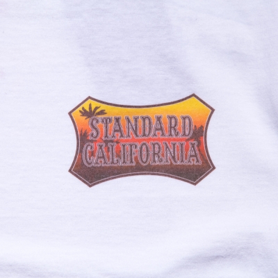 スタンダードカリフォルニア サンセット シールド ロゴ Tシャツ
