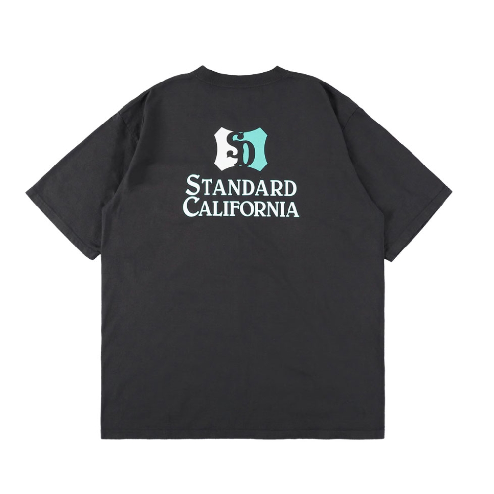 スタンダードカリフォルニア ヘヴィーウェイト シールド ロゴ ポケット ティー