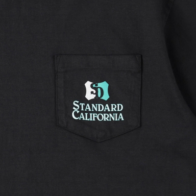 スタンダードカリフォルニア ヘヴィーウェイト シールド ロゴ ポケット ティー