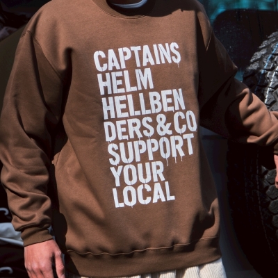 ヘルベンダーズ キャプテンズヘルムロ ーカル ドリップ ロゴ クルー スエット