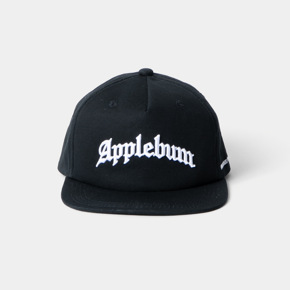 アップルバム “オールドイングリッシュロゴ” 5 パネル キャップ