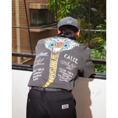 キャリー x キャプテンズヘルム ゴルフ ヘンリーネック コブラ tシャツ